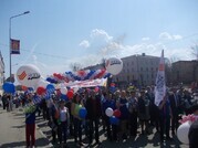 Вышли на Первомайскую демонстрацию - Официальный сайт непубличного акционерного общества "Орденов Трудового Красного Знамени Первоуральский динасовый завод имени Ефима Моисеевича Гришпуна" (АО "ДИНУР")