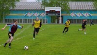 На заводском стадионе состоялось открытие футбольного сезона - Официальный сайт непубличного акционерного общества "Орденов Трудового Красного Знамени Первоуральский динасовый завод имени Ефима Моисеевича Гришпуна" (АО "ДИНУР")