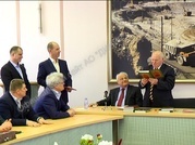 Поздравили известного учёного с 80-летием - Официальный сайт непубличного акционерного общества "Орденов Трудового Красного Знамени Первоуральский динасовый завод имени Ефима Моисеевича Гришпуна" (АО "ДИНУР")